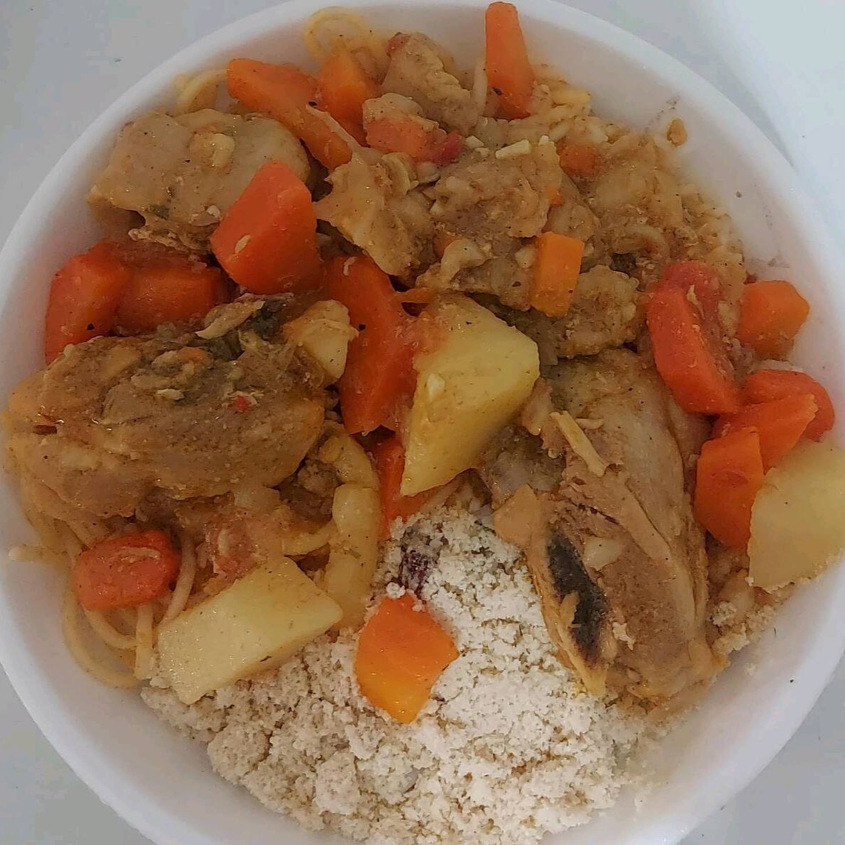 Quentinha composta por arroz, feijão, macarrão e farofa