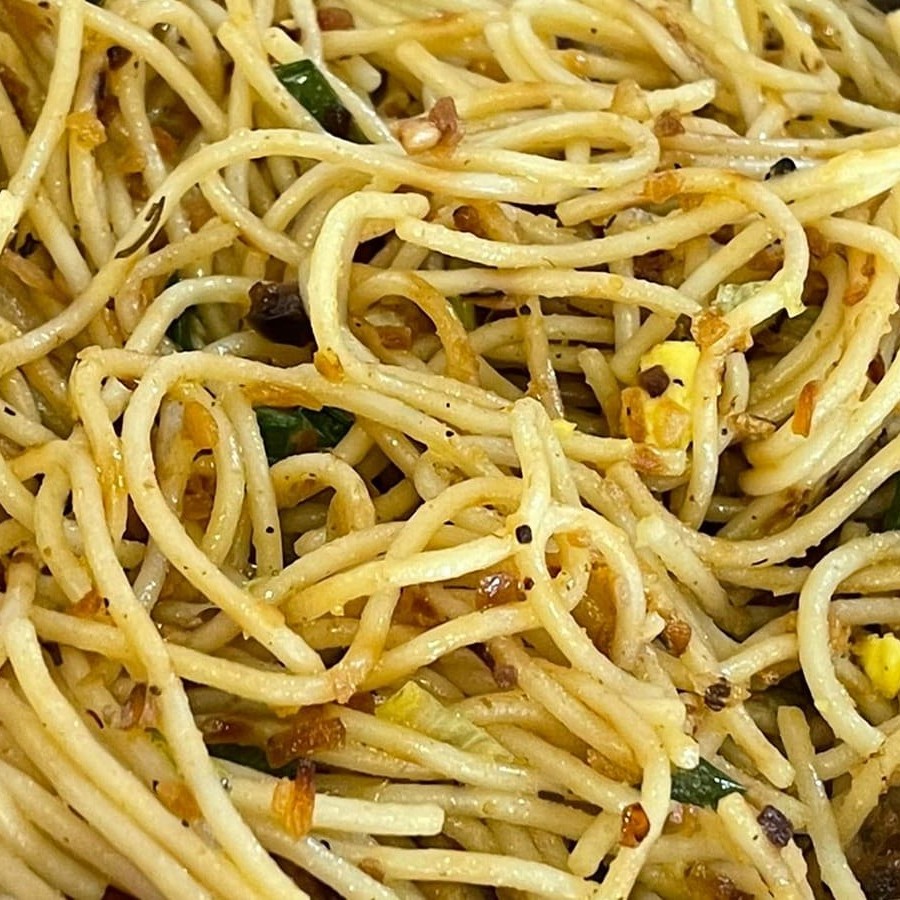 Macarrão espaguete feito ao alho e óleo com condimentos da casa