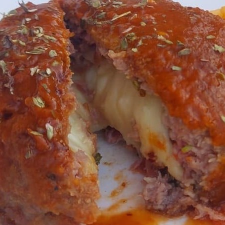 Suculento Polpetone de carne (alcatra), temperado com especiarias e recheado com muçarela. Um sabor inigualável.