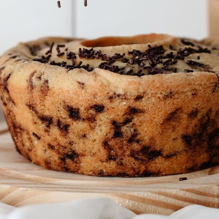 Ele é branquinho com uns pontinhos pretos que parecem formiguinhas, por isso o nome engraçado. Super fofinho e macio, sabe? Doce, mas não enjoativo, com aquele gostinho especial dos granulados de chocolate.