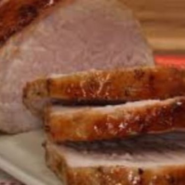 Delicioso lombinho suíno e saboroso prato acompanha Arroz, Feijão, Farofa de Ovos, Fritas e Molho à Campanha