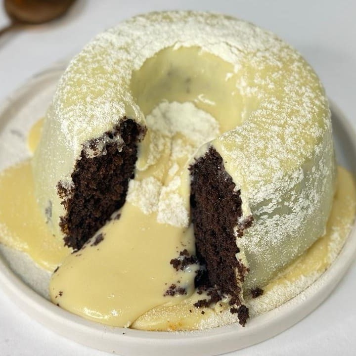 Cuidado Com Vulcão Em Erupção!  Massa saborosa com muuuuuito recheio dentro e fora com brigadeiro cremoso sabor a sua escolha! Serve em média 5fatias