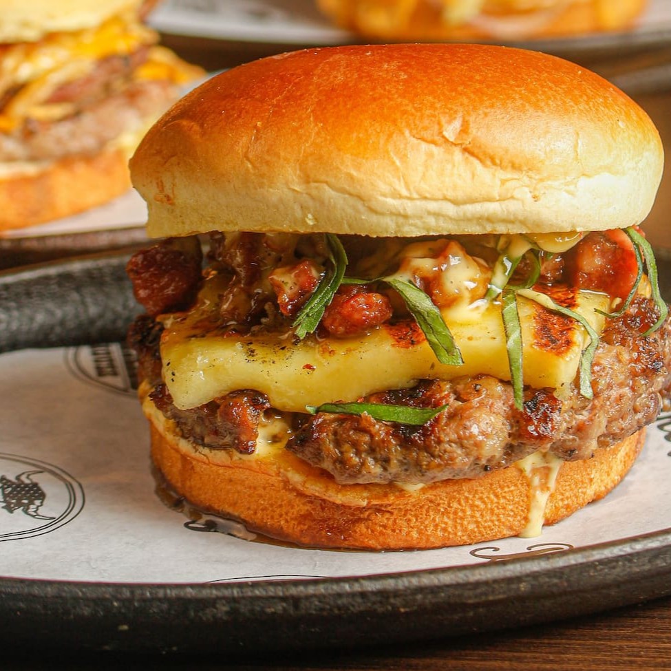 1 burgers 160gr. De ribeye, 1 Fatia generosa de coalho, bacon caramelizado com mel e rapadura, couve crispy e molho ranch.