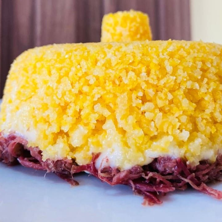 Cuscuz tradicional de milho, carne seca desfiada cuidadosamente dessalgada na medida e vinagrete para acompanhar