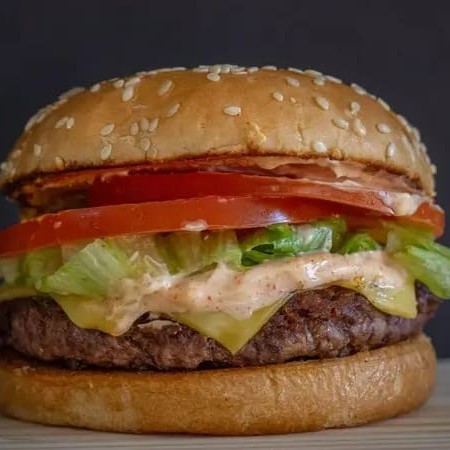 Pão, Carne 100g, queijo, alface, tomate, cebola e molho