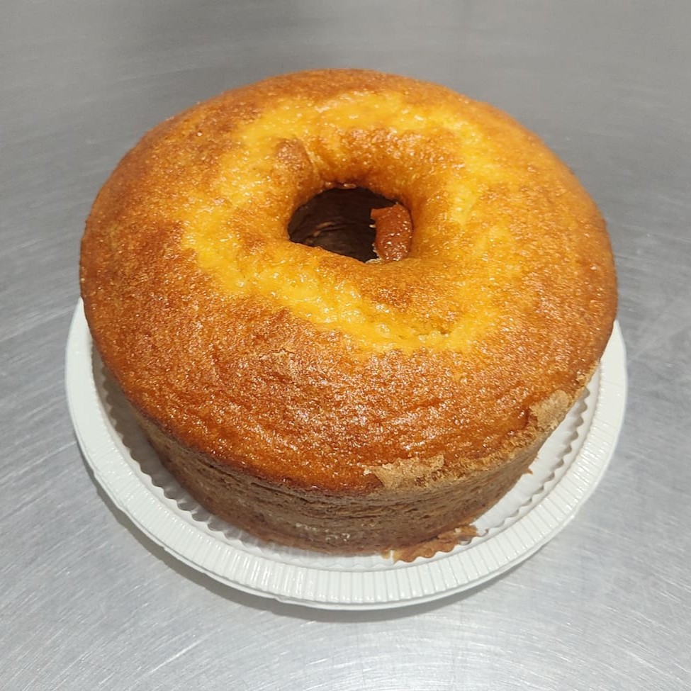 Descubra a magia do nosso Bolo 'Laranja' da categoria 'Bolos Artesanais 2'. Sua textura macia e aveludada se funde perfeitamente ao paladar, tornando-o o acompanhamento perfeito para o seu cafezinho, seja para começar o Dia com energia ou para adoçar as suas tardes. Com um toque cítrico e vibrante, este bolo artesanal é a combinação ideal de sabor e conforto. Experimente esta delícia e permita-se ser envolvido por sua leveza e frescor.