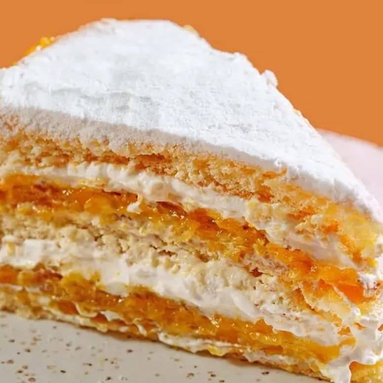 Finas camadas de pão de ló especial, recheadas com geleia de damasco, chantilly e amêndoas, decorada com açúcar de confeiteiro.