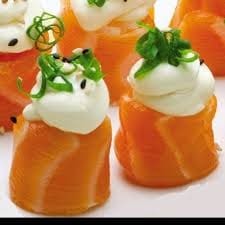 Lâmina de salmão fresco, arroz japonês, cream cheese e cebolinha. Sushi