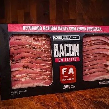 Bacon Artesanal F.A. Em Fatias é feito com um processo totalmente artesanal, desde a seleção da matéria prima, passando por 8 dias em cura, e depois defumado naturalmente com lenha de macieira de 3 à 5 horas. Feito com a barriga do suíno, o bacon fatiado é ideal para preparar vários pratos deliciosos, além de hambúrgueres e aquele café da manhã delicioso!
