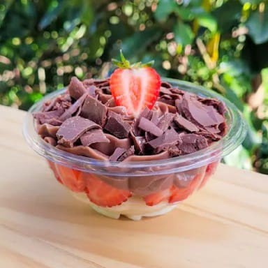 Brigadeiro Moça cremoso, morangos picados e creme de chocolate decorado com granulé de chocolate ao leite. (Pote 150ml)