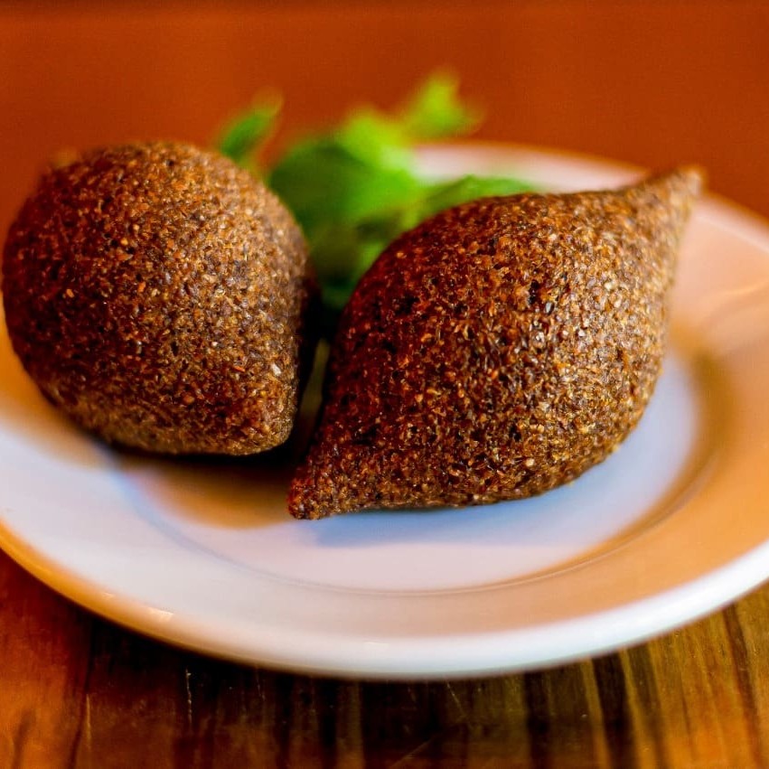 Kibe é uma deliciosa experiência culinária, trazendo todo o sabor e a riqueza da culinária árabe. Cuidadosamente preparado com a melhor qualidade, esta iguaria é temperada à perfeição com especiarias selecionadas, proporcionando um sabor único, inigualável e inesquecível. Ideal para os amantes da categoria 'Salgados', este prato é uma escolha certeira para quem busca satisfação e prazer ao paladar. Experimente e se apaixone por cada mordida desse incrível Kibe.