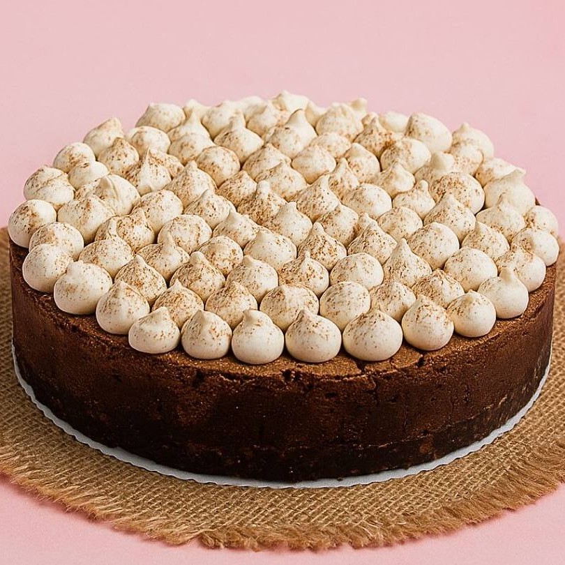 A 'Mini Skycrock' é uma irresistível mini torta de 15cm. Composta por uma deliciosa base de biscoito de chocolate crocante, é realçada por uma rica ganache crocante com castanha. O paladar é acentuado por uma generosa mousse de chocolate gourmet, adicionando uma textura suave e cremosa. A cobertura é uma delicia à parte: um doce de leite artesanal com um suspiros delicados e deliciosos polvilhados com cacau em pó de alta qualidade. Este prato é uma verdadeira experiência gourmet para os amantes de doces.