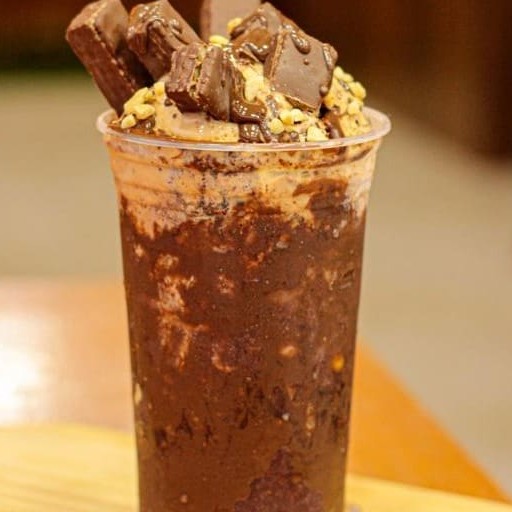 Açaí com um creme de chocolate de avelã, pedaços de biscoito waffer e amendoim. Hum... Sabor que conquista qualquer um!