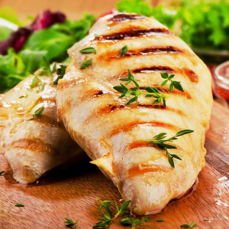 Um belo file de frango grelhado e acebolado acompanhado de arroz, feijáo farofa+um acompanhamento a sua escolha(feijãoe farofa vai separado) escolha seu acompanhamento