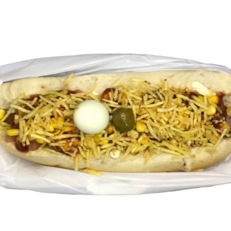 Pão, salsicha, tomate, cebola, milho, ketchup, mostarda, maionese, queijo ralado, batata palha, ovo de codorna e azeitona.