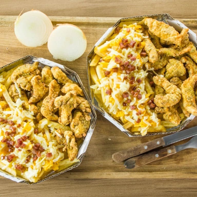 Duas porções generosas de frango empanado crocante acompanhadas da nossa aclamada Batata Mania, cobertas com cheddar cremoso, mussarela derretida e bacon crocante. Um combo irresistível para dividir e saborear!