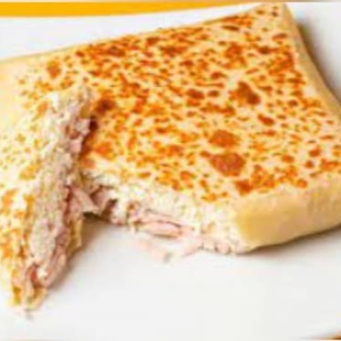 Crepe de massa caseira, super recheado com peito de peru sem capa ralado, mais 1 queijo e 5 acompanhamentos de sua preferência.