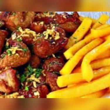 600g de delisiosos pedaços de frango frito. Servido com 400g de batata frita e alho frito.