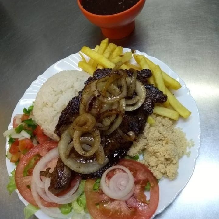 Acompanha arroz branco ou á grega,feijão, farofa (farinha temperada), molho á campanha e batata frita ou purê.