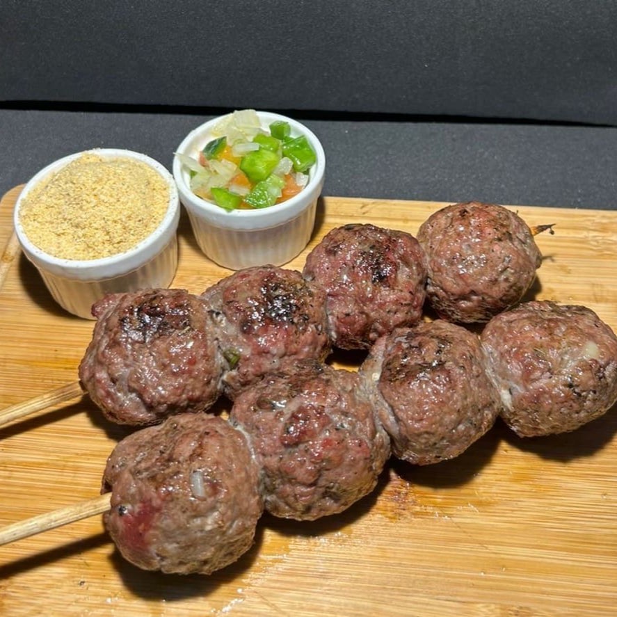 Kafta suculenta com recheio cremoso de queijo, grelhada na brasa e servida com molhos especiais. Uma explosão de sabor em cada mordida!