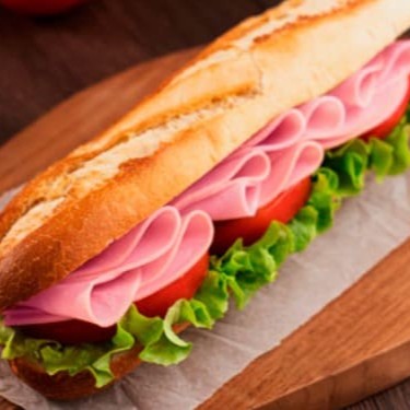 Sanduiche de presunto com pão francês e fatias finas de presunto