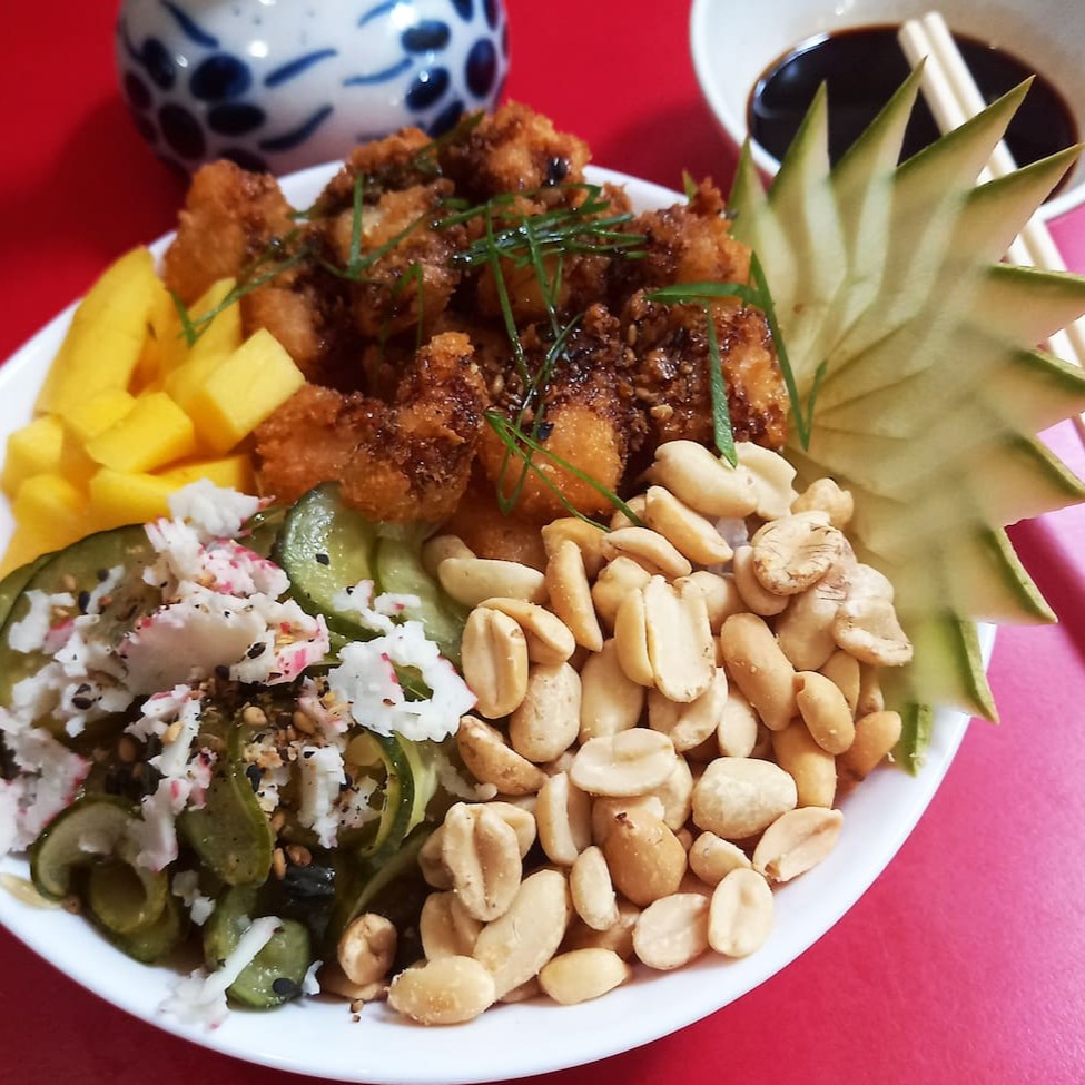 Gohan, Cubos De Salmão Crispy, Manga, Sunomono, Molho Teryaki, Gergelim E Amendoim