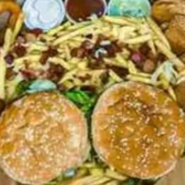 2 X-Cheddar duplo, anéis de cebola, batata frita c/ bacon em cubos, cheddar cremoso, nuggts, molhos especiais e refrigerante de 1,5l.