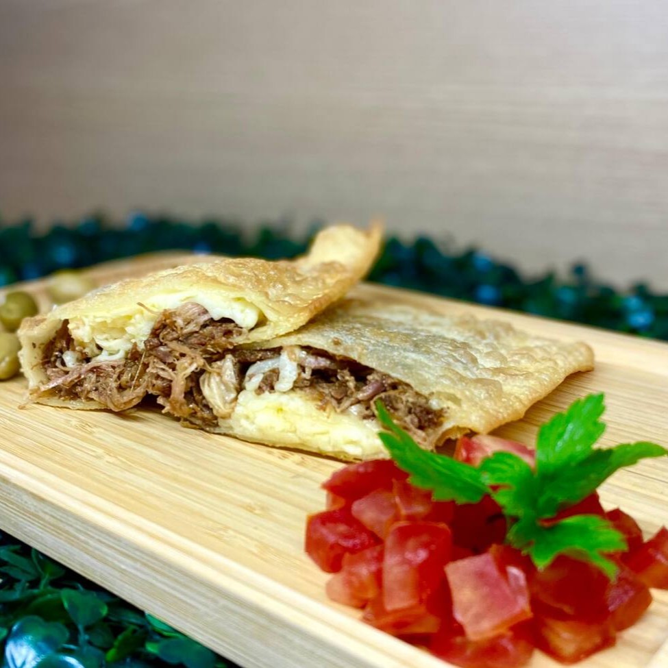 Pastel especial de Carne assada com Muçarela, massa crocante e sequinha com o sabor profundo da carne desfiada e Muçarela premium, derretendo perfeitamente sobre o recheio suculento.
