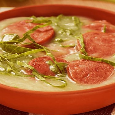 Com couve mineira, batata inglesa, bacon e linguiça calabresa.  - Acompanhamentos grátis: torradas, molho de pimenta (em sachê), colher e guardanapos.