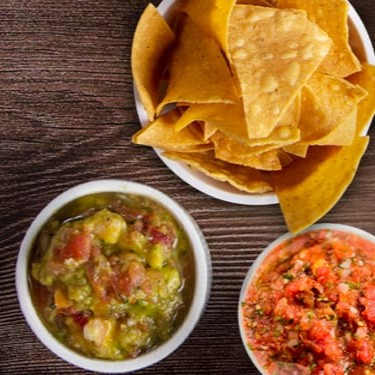 Crocantes Tortilhas de Milho fritas (70g) acompanhando: 2 Molhos de 140 ml: Salsa e Guacamole