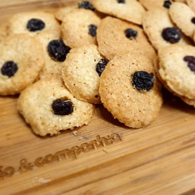 Biscoito de aveia, bem crocante, com passas. Impossível comer um só.