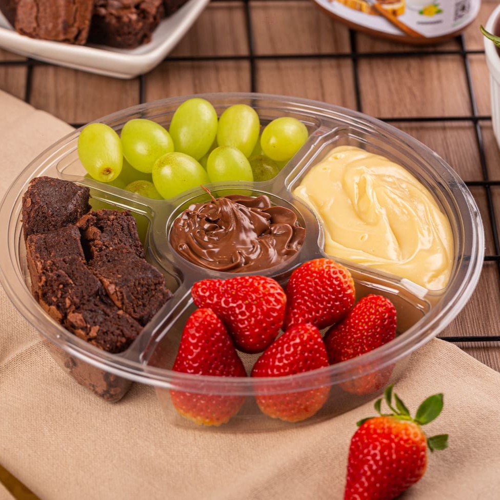 Delicioso fondue, ideal para compartilhar. Composto de: brownie, morangos, Brigadeiro de Ninho, Nutella e uva sem caroço.