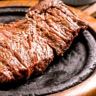 Acompanha farofa e vinagrete