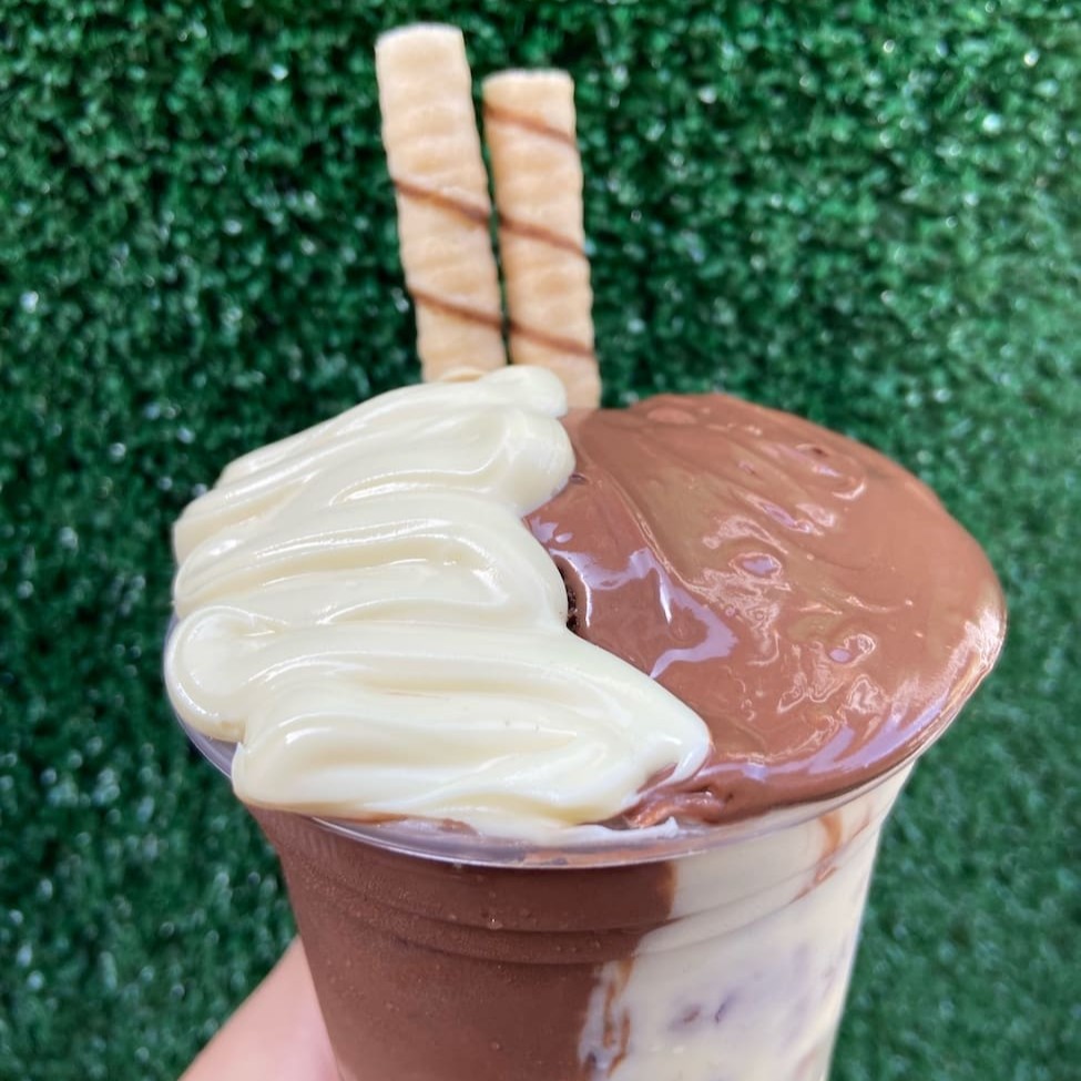 Descubra um prazer irresistível com o nosso '+Açaí Meio a Meio 550ml', uma opção fantástica da nossa '#Áreagourmet'. Esta deliciosa mistura é composta por uma metade de suave creme de Ninho e uma outra metade de irresistível Nutella. Além disso, te oferecemos a liberdade de escolher o adicional que mais te agrada para adicionar um toque extra de sabor ao seu prato. Garantimos que esta será a combinação de cremes mais saborosa e memorável que você experimentará hoje!