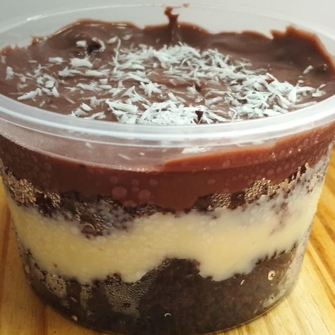 Nosso Bolo de Pote Prestígio é feito com massa de chocolate super macia, recheada com um delicioso creme de coco cremoso e generosa camada de creme gourmet de chocolate. Cada colherada é uma viagem ao sabor do clássico bombom Prestígio, só que ainda mais gostoso! Pote 250 ml