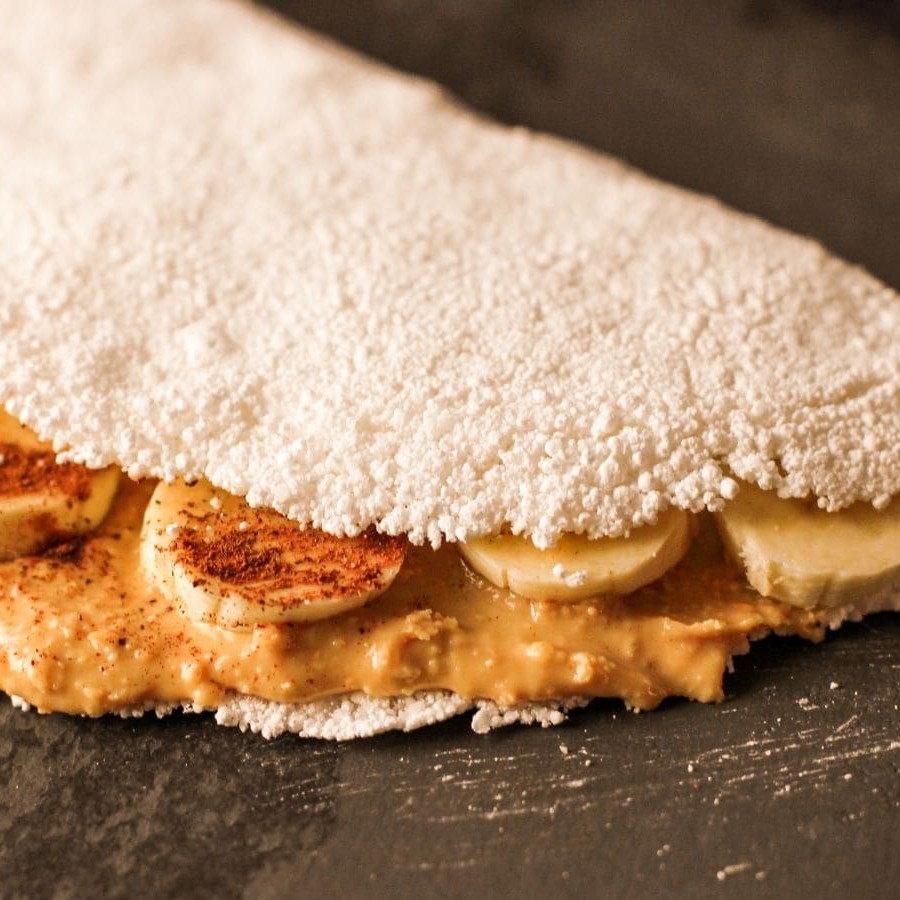 Uma combinação acolhedora e irresistível que une a doçura natural da banana madura com o aroma marcante da canela, finalizada com a cremosidade e doçura do leite condensado. Uma opção delicada e saborosa, perfeita para quem busca um toque especial e reconfortante em cada mordida.