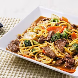 O Yakisoba de carne é feito com cortes selecionados de carne macia, grelhados até a perfeição e combinados com macarrão e legumes frescos, como pimentões, cebola, cenoura e couve-flor. O molho especial da casa envolve todos os ingredientes, trazendo um sabor profundo e harmonioso. Esse prato é uma excelente opção para quem busca uma refeição completa, saborosa e com proteínas de qualidade.