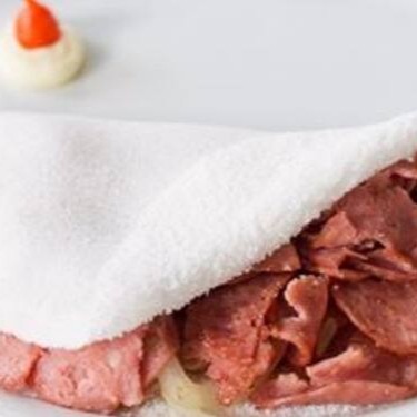 Calabresa saborosa com queijo minas, criando uma combinação clássica e deliciosa que agrada a todos.