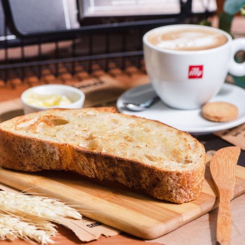 Escolha seu pão: Sourdough Tradicional, Baguete ou Sourdough Multigrãos. Acompanha manteiga.