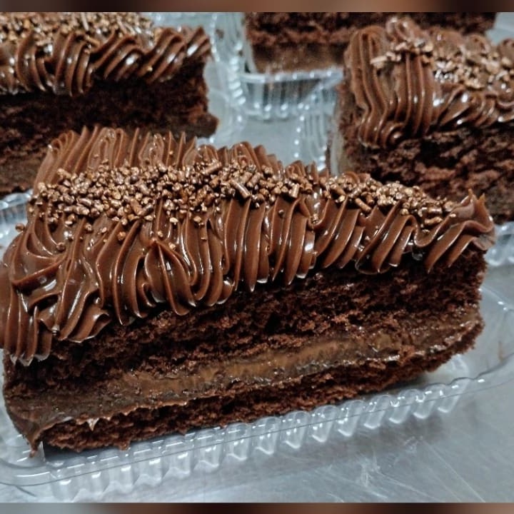 Massa de chocolate bem molhadinha com um recheio de creme de chocolate. Um bolo bem chocolatudo.