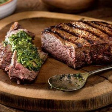 Acompanha batata rústica, crocante por fora e macia por dentro, e um autêntico molho chimichurri que acrescenta um toque de frescor e intensidade. Caso deseje torná-lo uma refeição completa, basta incluir deliciosos acompanhamentos à parte.