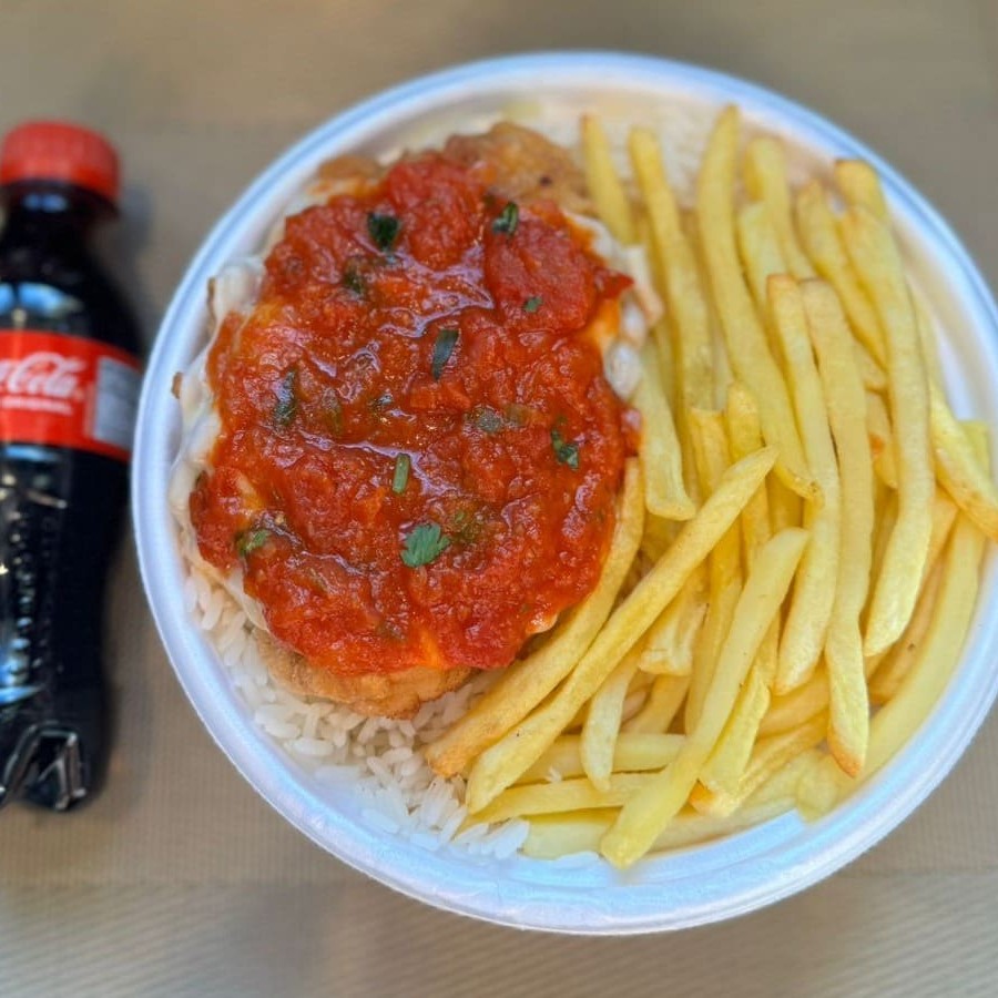 Marmita com delicioso filé de frango parmegiana (empanado na massa crocante coberto com molho de tomates e queijo) acompanhado de arroz branco, feijão e batatas fritas. Acompanha refrigerante pet Coca Cola bem gelado. Marmita indicada para 01 pessoa.