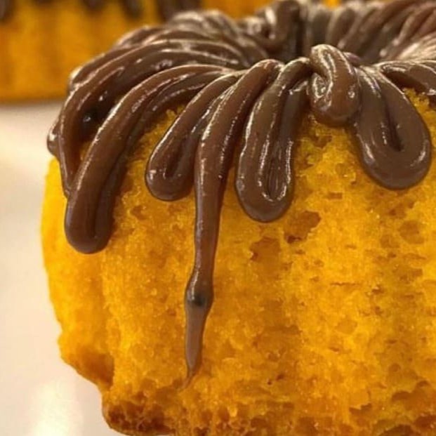 Massa fofinha de cenoura, com cobertura de chocolate 50%.