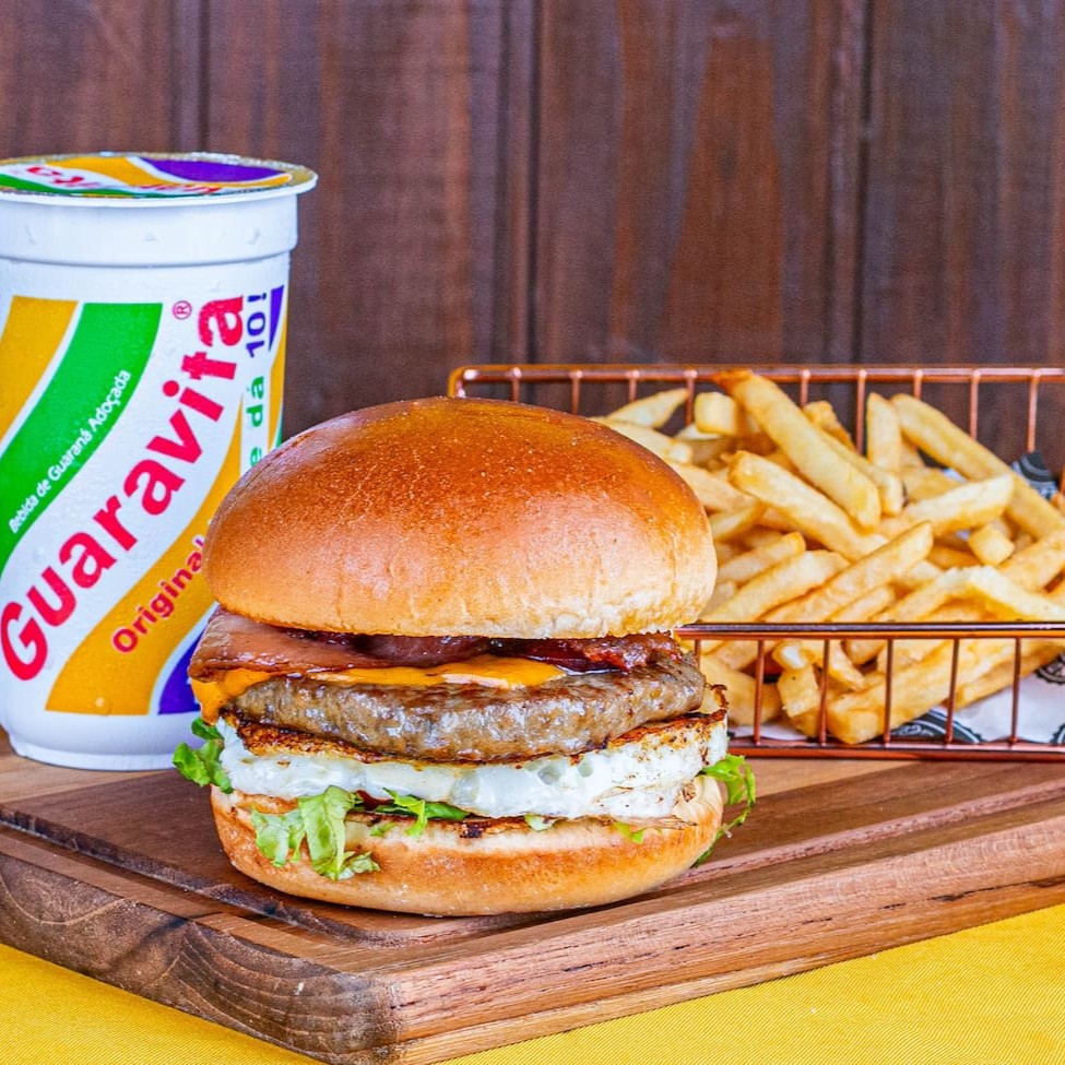 Saboreie o irresistível X Bacon com pão de brioche, carne suculenta, queijo derretido, bacon crocante, fresca salada e a irresistível maionese especial.