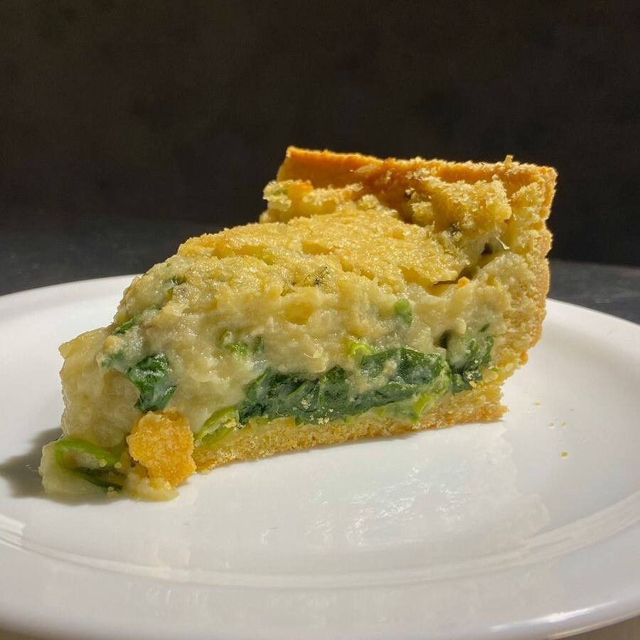 Torta de espinafre e batata doce. *Contém grão de bico, farinha de arroz, aveia e soja.