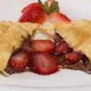 Pastel de aproximadamente 15cm com recheio de chocolate ao leite com geleia de morango caseira.