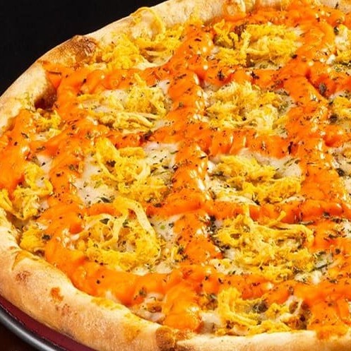 Molho, muçarela, frango desfiado e Cheddar