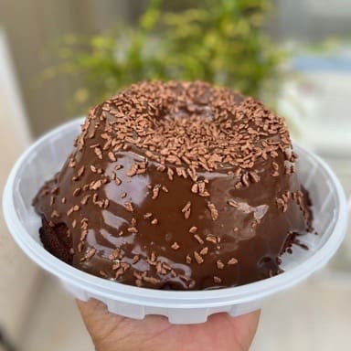 Massa fofinha de Chocolate com brigadeiros gourmet, decorada com Granulado em flocos (6 fatias aprox.)
