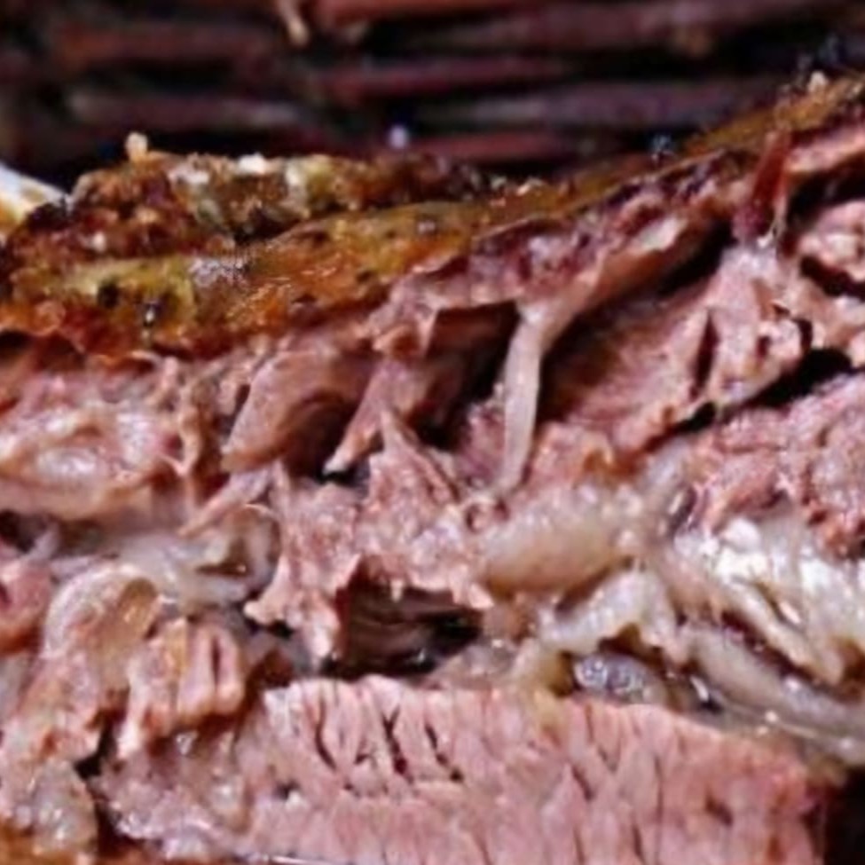 Costela assada no bafo por 6 horas! Nossos pratos vão sem ossos, sem peles, sem excesso de gorduras, sem nervos, sem “pelancas”, enviamos apenas a carne, o cliente não tem perda alguma! Temperamos com as melhores especiarias! Trabalhamos com as melhores carnes do mercado, para levar a melhor experiência para nossos clientes! Acompanha Batatas ao dente! Assamos 1,8kg in natura Aprox 600g Imagem mer