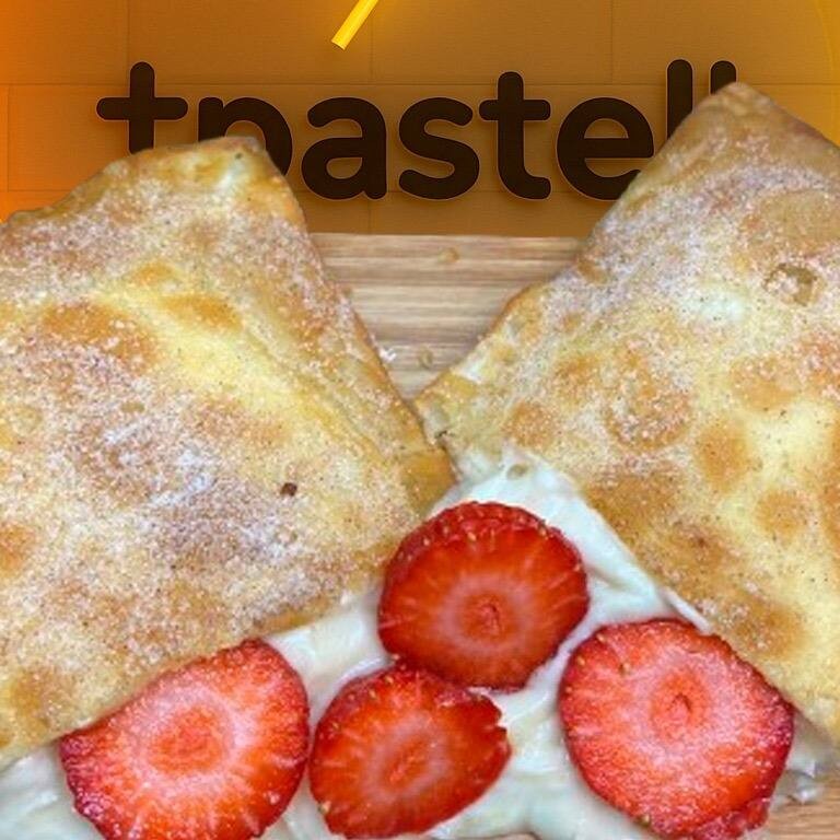 Delicioso pastel doce de massa crocante e sabor diferenciado, recheado com morangos frescos e chocolate branco forneável. Após ser frito, é polvilhado com canela e açúcar, proporcionando um sabor irresistível. Experimente o delicioso Morango com Chocolate Branco e encante-se!